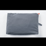 Veste de randonnée imperméable repliée dans sa poche, compacte et facile à transporter