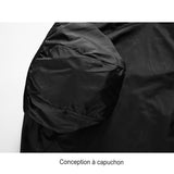 Veste imperméable noire avec capuche, conception détaillée montrant le capuchon