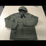 Veste SoftShell verte posée à plat, idéale pour les activités de plein air