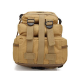 Vue arrière d’un sac à dos tactique beige avec sangles et poches zippées
