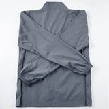 Vue arrière de la veste de randonnée imperméable, matériaux de haute qualité et coutures renforcées