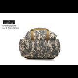 Vue de dessous du sac à dos militaire montrant la grande capacité de stockage