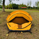 Vue frontale de la tente de camping orange pour une personne, avec sol en herbe