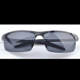 Vue frontale des lunettes de soleil polarisées, lentilles noires, design élégant et moderne