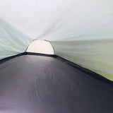 Vue intérieure de la tente de camping, montrant la hauteur sous plafond