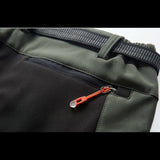 Vue rapprochée de la poche arrière du pantalon de randonnée, fermeture zippée pour sécurité accrue
