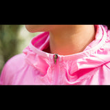 Vue rapprochée du col et de la fermeture éclair de la veste imperméable rose