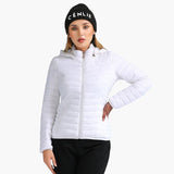 Femme portant une veste matelassée blanche avec capuche et bonnet, posant avec la main sur la hanche