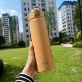 Gourde thermos isotherme jaune TYESO avec paille, idéale pour les randonnées