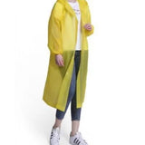 Femme portant un manteau de pluie jaune, de face