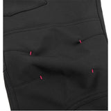 Zoom sur les coutures renforcées du pantalon de trekking imperméable pour femme