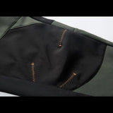 Zoom sur les coutures renforcées du pantalon de trekking, durabilité et résistance aux frottements