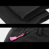Zoom sur l'ourlet et la fermeture éclair du pantalon de randonnée, avec un cordon rose contrasté.