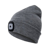 Bonnet gris avec lampe frontale LED intégrée, idéal pour les balades nocturnes et les activités sportives d’hiver