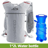 Sac à dos gris avec poche à eau 2L, idéal pour la course en montagne et les trails