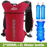 Sac à dos rouge avec deux flasques de 500ML et une poche à eau de 2L, parfait pour le trail