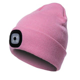 Bonnet rose avec lampe frontale LED intégrée, accessoire tendance et pratique pour les randonnées hivernales et le camping