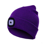 Bonnet violet avec lampe frontale LED intégrée, accessoire fonctionnel pour la randonnée et les activités hivernales